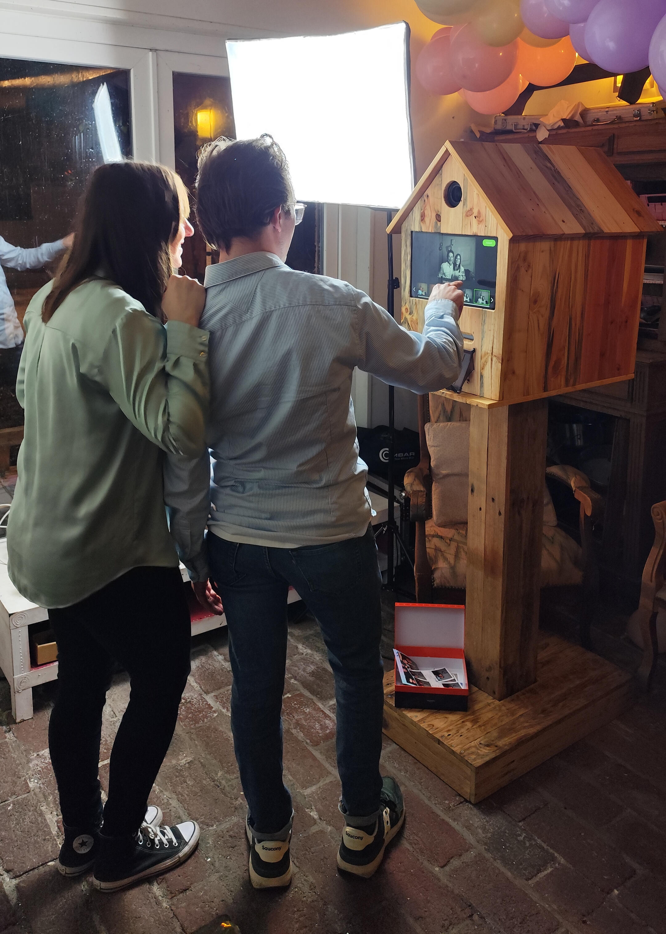 Photobooth Piko Event location événementiel Photobooth borne photo selfie mariage baptême anniversaire baby shower CE CSE comité entreprise particuliers soirée événement ludique jeux bois recyclé palettes DIY upcycling fait main rse livraison