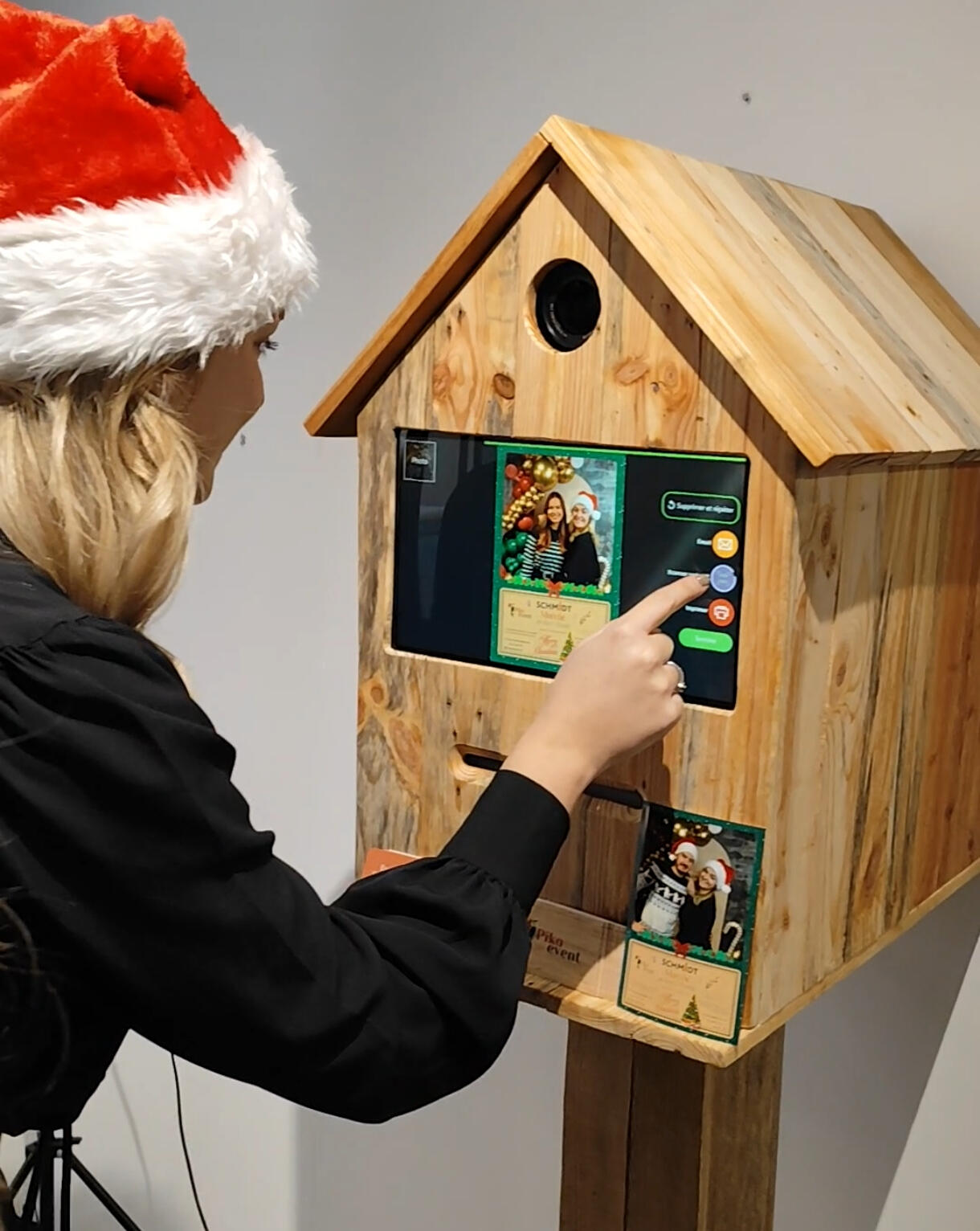 Piko Event | Photo de photobooth loué pour soirée d'anniversaire, à l'écran deux personnes prenant la pose avec des accessoires