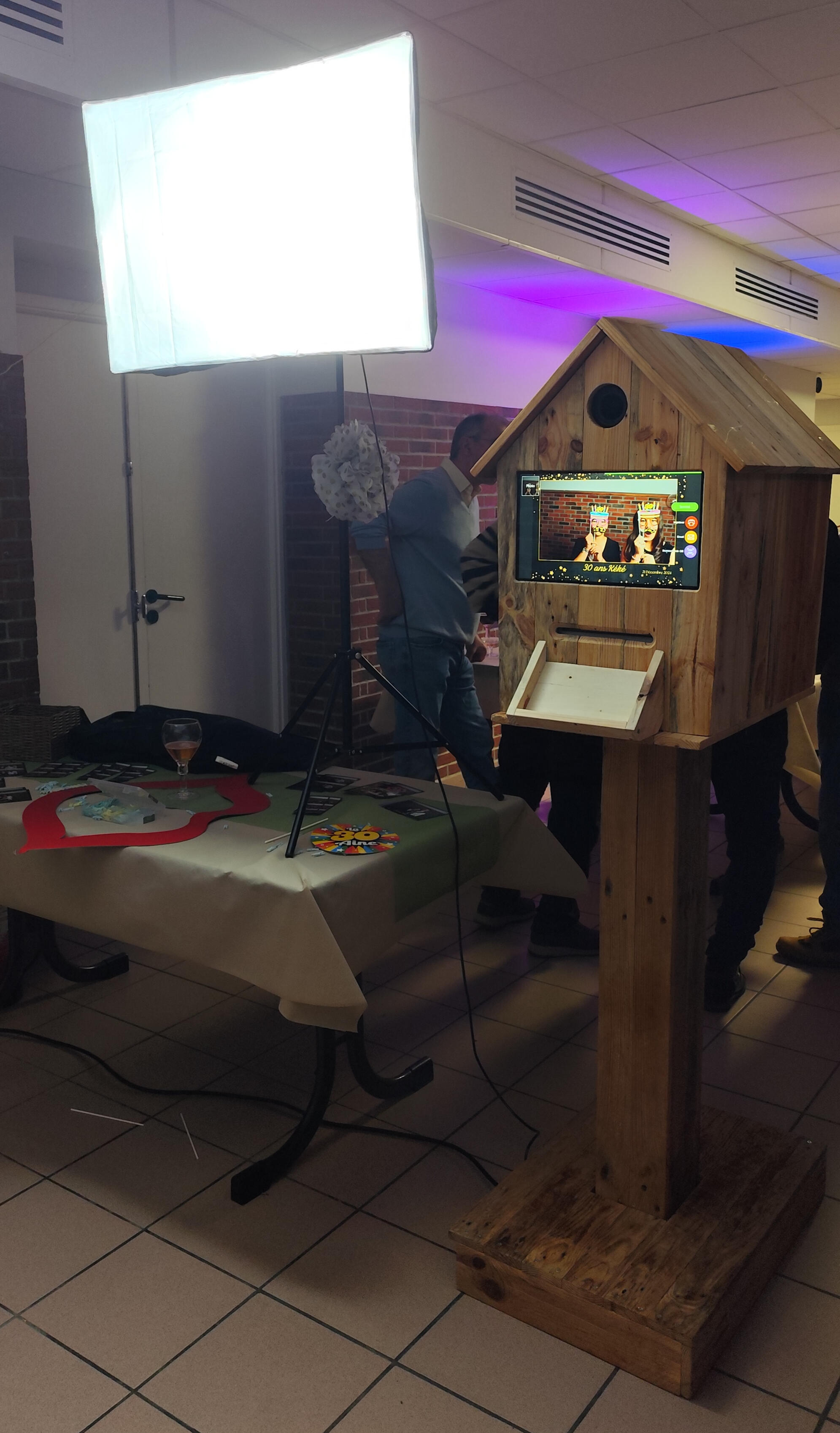 Photobooth Piko Event location événementiel Photobooth borne photo selfie mariage baptême anniversaire baby shower CE CSE comité entreprise particuliers soirée événement ludique jeux bois recyclé palettes DIY upcycling fait main rse livraison