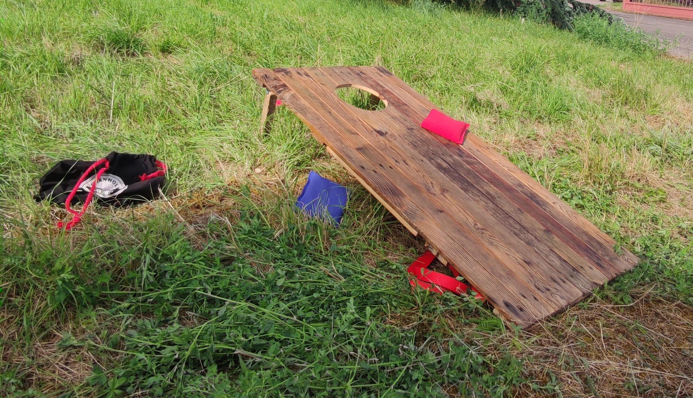 Cornhole Piko Event | Photo du jeu cornhole. Jeu en bois dans l'herbe, après-midi entre collègues