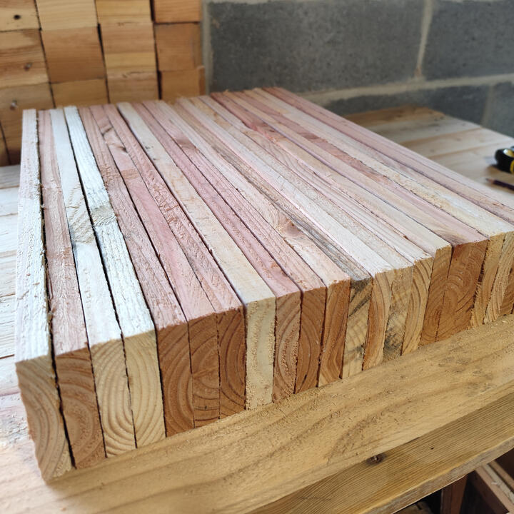 Piko Event | Photo de planches découpées, prêtes au montage d'un nouveau photobooth en forme de nichoir