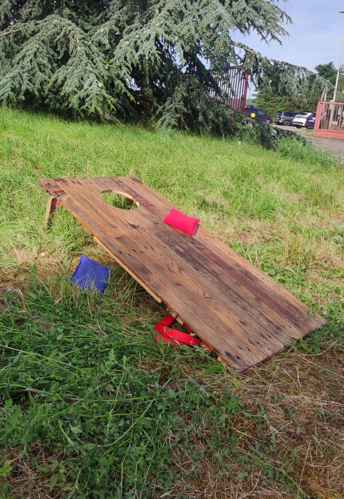 Cornhole Piko Event | Photo du jeu cornhole. Jeu en bois dans l'herbe, après-midi entre collègues. Lien vers les règles du jeu